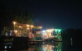 House Boat-Pana Four In Srinagar Kashmir